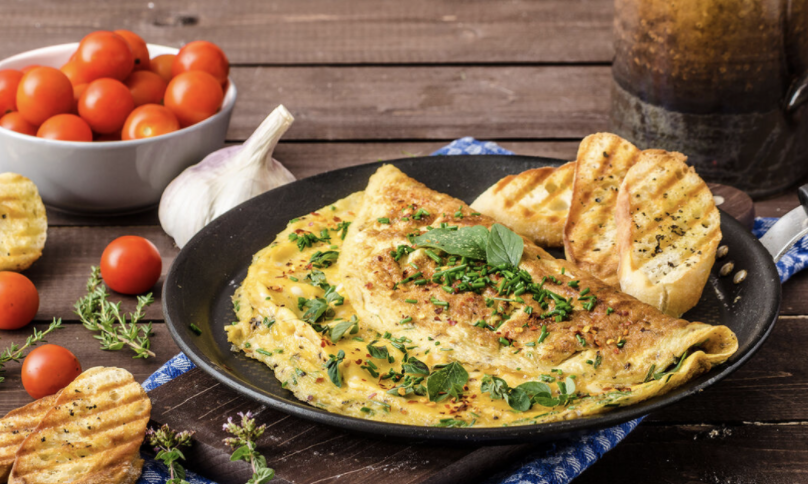 Французский завтрак: блинчики Сюзетт, пан пердю и омлет с сыром